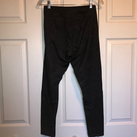 Oysho 3/4 Length Gray Leggings - Picture 5 of 5